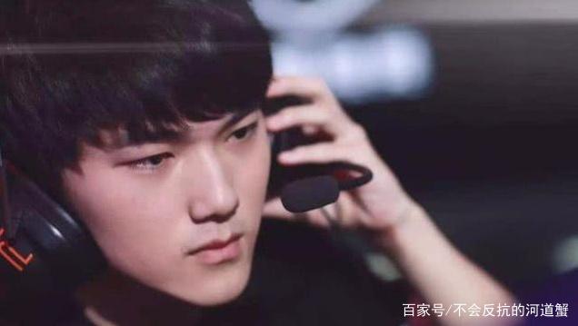 xiaolaohu的剑魔巨剑横扫战场，FPX让一追二击败LGD收获第四胜